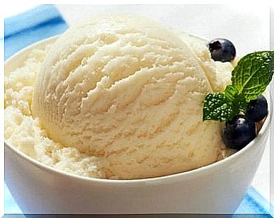Homemade vanilla ice cream is a great option for lactose-free desserts.