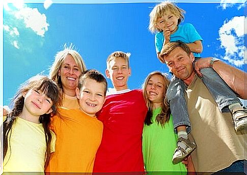 Large families make up a community that is characterized by the union between its members.