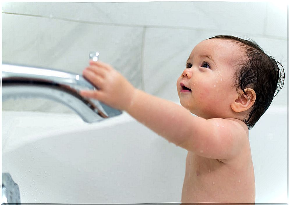 4 tricks for children to lose their fear of water.