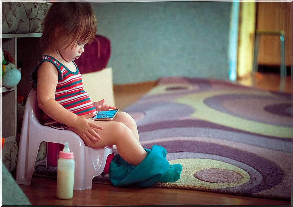 Little girl learning to use the potty to put down the diaper.