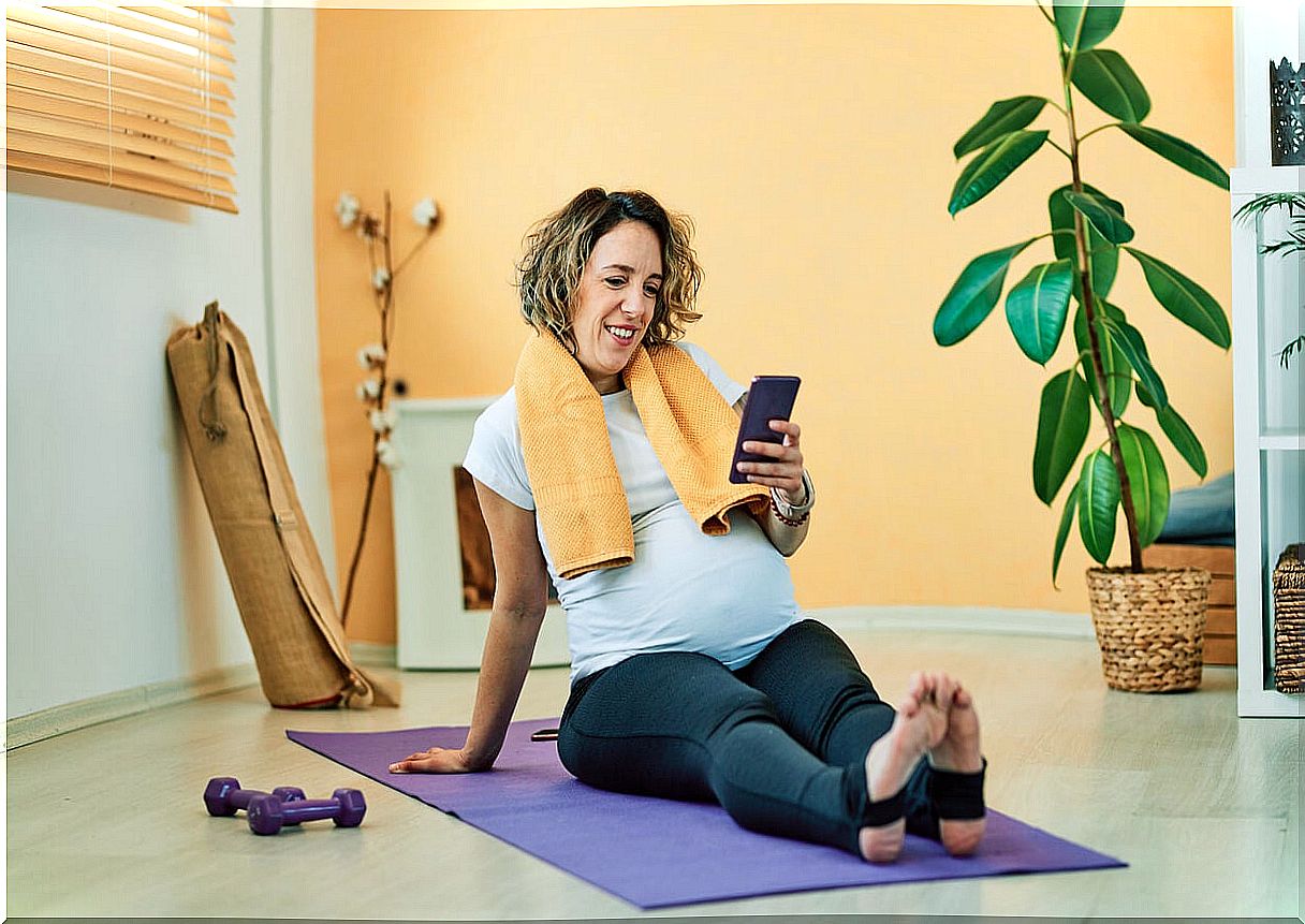 Woman using apps to stay in shape during pregnancy.