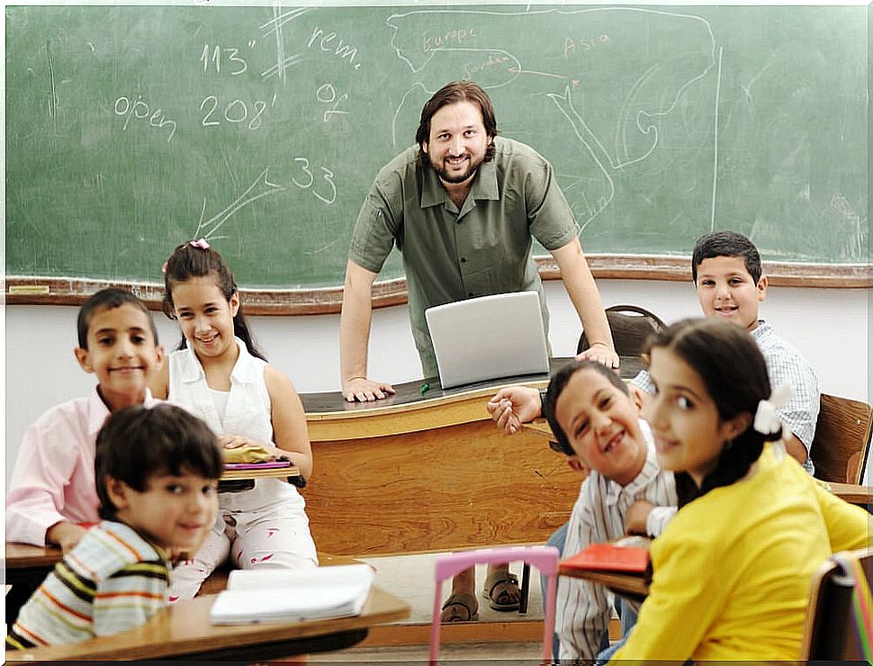 Teacher in class with his students applying Gardner's multiple intelligences in their education.
