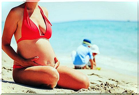 Tips for pregnant women in summer include getaways to the beach and pool.