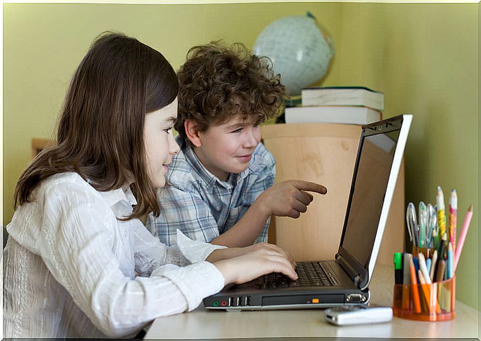 Children with the computer to learn typing.