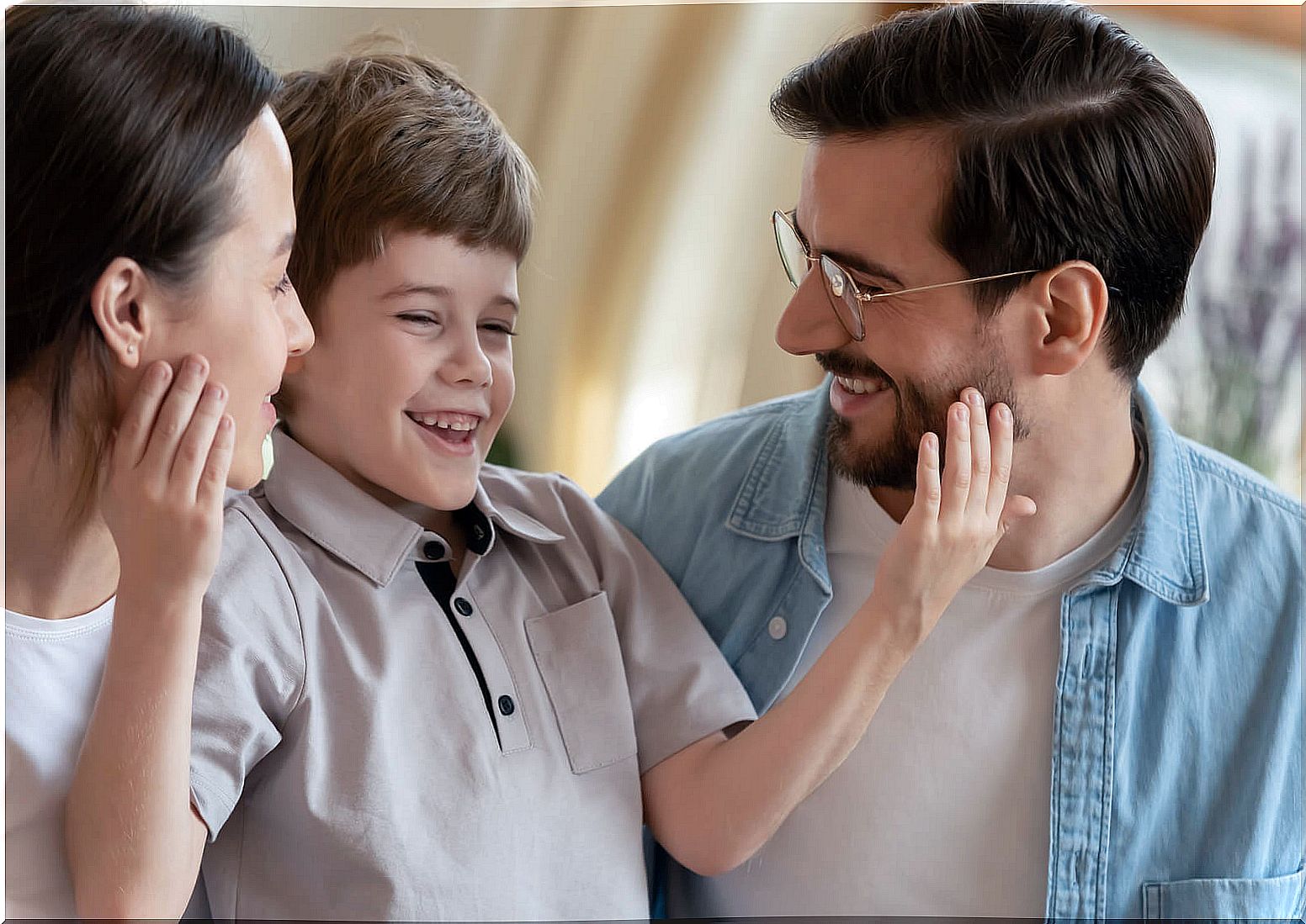 Parent following the guidelines for raising thankful children.