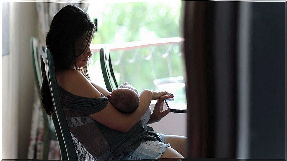 Mom breastfeeding her baby with a healthy diet during breastfeeding.