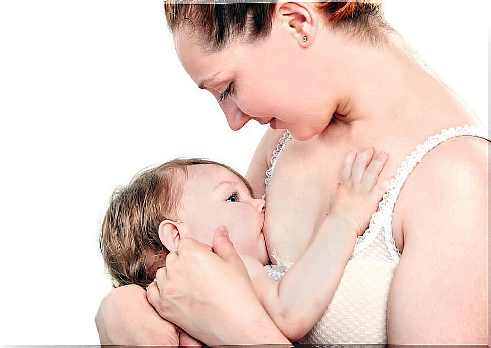 Woman breastfeeding her babies while breastfeeding.