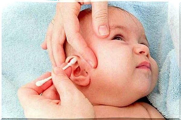 We must be careful when handling swabs to clean babies' ears.