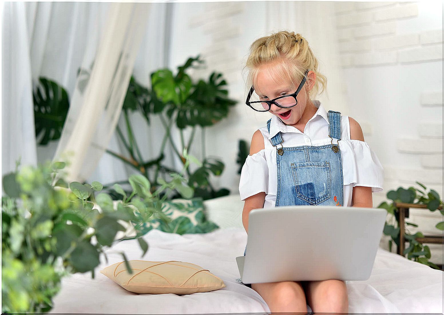 Girl with the computer consulting her social networks.