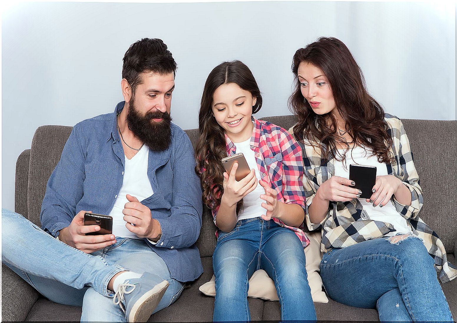 Parents with their daughter to educate in the responsible use of social networks.