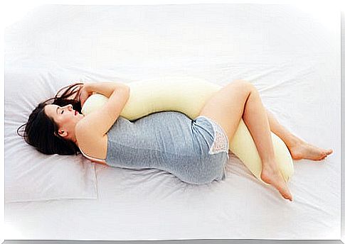 Sleeping with a pillow between the legs makes it easier for pregnant women to rest