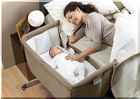 Attaching the crib to the bed is an innovative option within the ways of sleeping in co-sleeping.